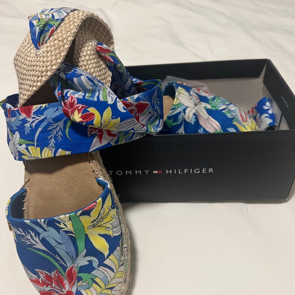 Tommy Hilfiger Women's Blue Floral Espadrille Sandals
